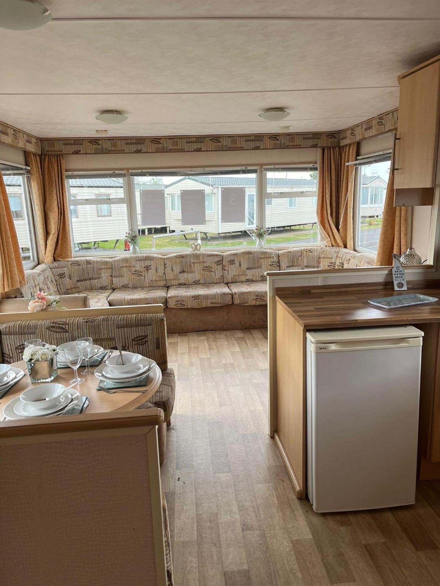 Lovely 8 Berth Caravan For Hire Near Clacton-On-Sea In Essex Ref 28029Dw Hotel Room photo