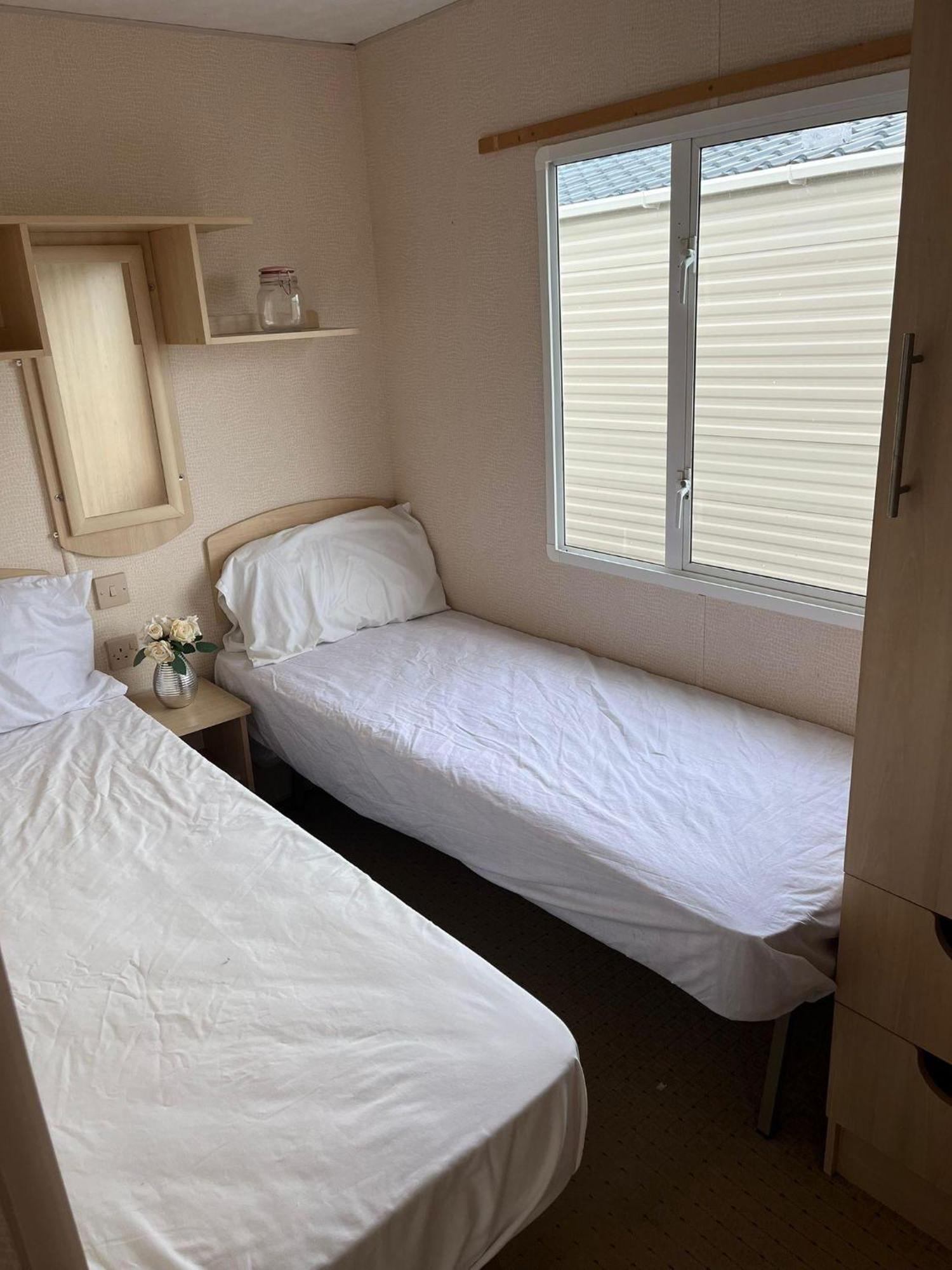 Lovely 8 Berth Caravan For Hire Near Clacton-On-Sea In Essex Ref 28029Dw Hotel Room photo