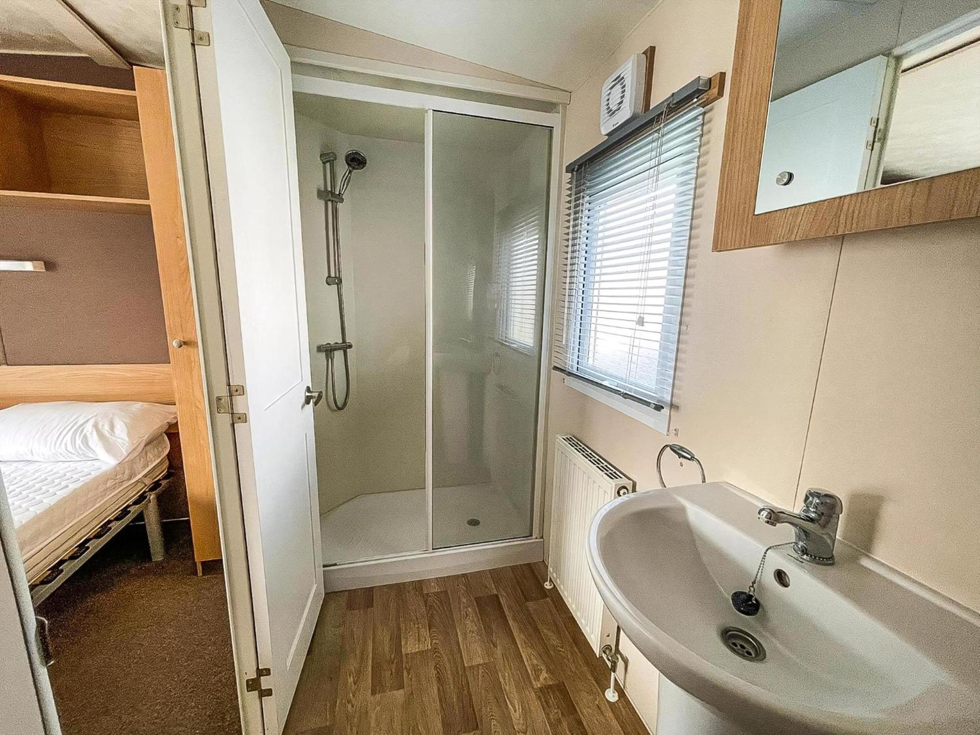 Lovely 8 Berth Caravan For Hire Near Clacton-On-Sea In Essex Ref 28029Dw Hotel Exterior photo